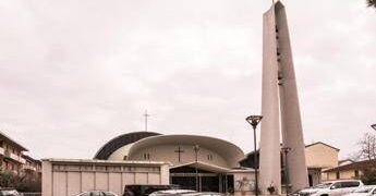 Bomba tra i fiori davanti alla chiesa: il ritrovamento choc durante la festa parrocchiale