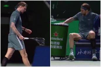 Bublik, furia a Shanghai: spacca la racchetta e tira pugni. Poi si fa male