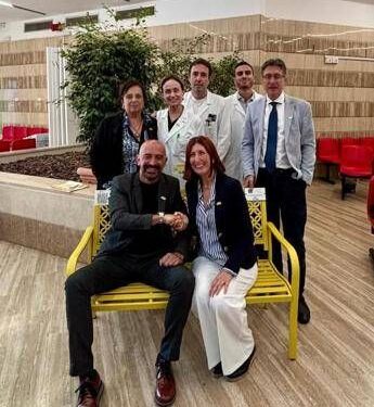 Chi ha un tumore corre un rischio più alto di trombosi, agli Ifo di Roma una panchina gialla per sensibilizzare