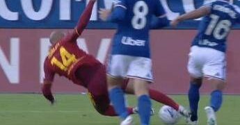 Como-Roma, Malen espulso per fallo su Kaiki: cosa è successo