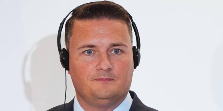 Cyberattacchi, ministro Difesa Gb: “Fate scorte per emergenza di acqua, cibo e contanti”