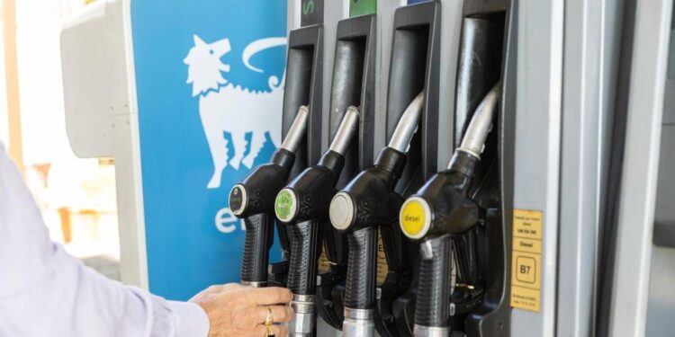 Eni estende tetto a prezzo carburanti per tutto l’anno. Q8 pronta a proroga
