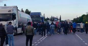 Ex Ilva, a Taranto prosegue mobilitazione operai in protesta: nuovi blocchi e disagi su statale 106