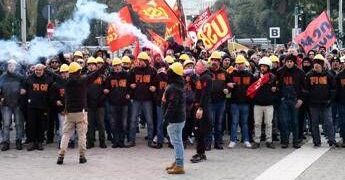 Ex Ilva, terzo giorno di protesta: presidi davanti alla raffineria a Taranto, corteo a Genova