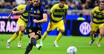 Fallo di Diego Carlos su Esposito, interviene il Var: giusto il rigore in Inter-Parma?