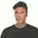Fedez nei guai, la denuncia di due ragazzi: “Presi a pugni da un suo bodyguard per un selfie”