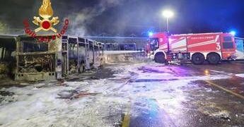 Firenze, incendio in deposito Autolinee Toscane: 12 bus distrutti e 7 danneggiati