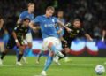 Hojlund sbaglia il rigore, arbitro fa ripetere e De Bruyne segna: caos in Napoli-Frosinone