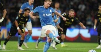 Hojlund sbaglia il rigore, arbitro fa ripetere e De Bruyne segna: caos in Napoli-Frosinone