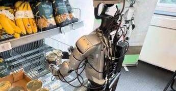 I robot lavorano al supermercato in Danimarca, gli umanoidi tra scaffali e casse
