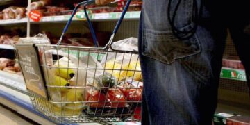 Il dilemma: insalata e affettati freschi o in busta? Guida pratica per pasti express e i rischi da evitare