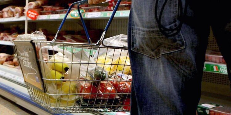 Il dilemma: insalata e affettati freschi o in busta? Guida pratica per pasti express e i rischi da evitare
