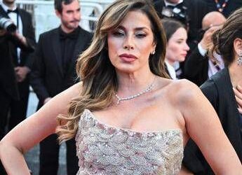 Incidente all’alba per Aida Yespica, urta 5 cassonetti e 2 auto poi insulta i carabinieri e rifiuta l’alcol test