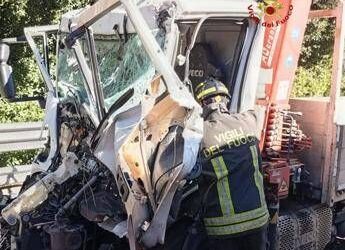 Incidenti, scontro tra due mezzi pesanti su A1 vicino Roma: un ferito