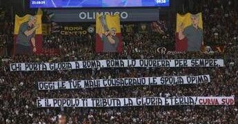 L’Olimpico celebra Mourinho: cori, striscioni e lui manda un bacio alla Curva Sud