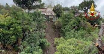 Maltempo in Campania, frana a Mergellina: evacuati tre appartamenti