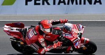 Marquez accelera, Bezzecchi e Fernandez cadono: cos’è successo in partenza in MotoGp