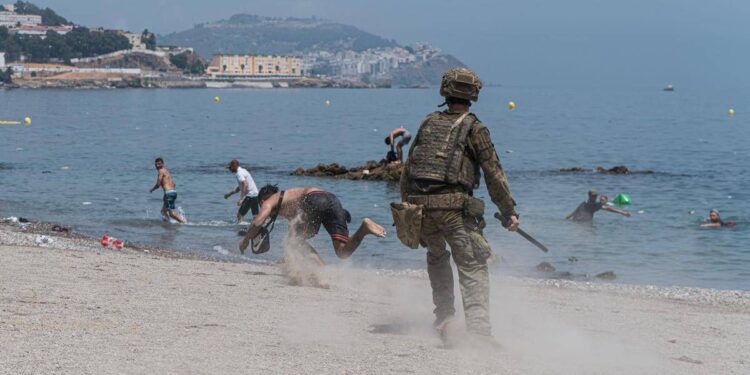 Migranti Ceuta, Italia e Spagna concordano stop a sospensione Schengen