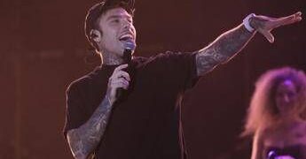 Milano, cameriere fa una foto a Fedez in discoteca e viene aggredito dai buttafuori: indagini in corso