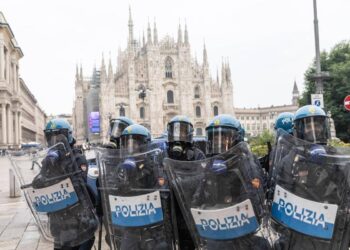 Milano, il lungo ottobre di piazza tra timori e bufale social su violenze e ronde