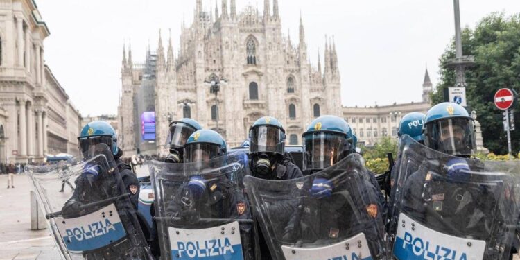 Milano, il lungo ottobre di piazza tra timori e bufale social su violenze e ronde
