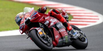 MotoGp, Marquez cade e firma la pole in Australia. La griglia di partenza