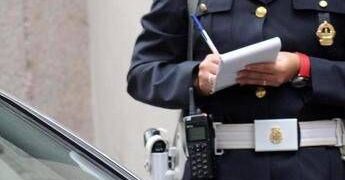 Multe sul parabrezza, Milano ci ripensa: c’è il sì del Consiglio comunale