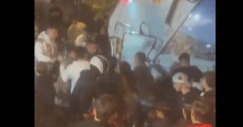 Napoli, 50enne pestato da branco ragazzini e investito da camion rifiuti: rischia amputazione gamba – IL VIDEO