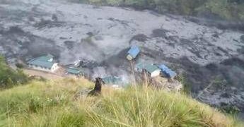 Nepal, nuove inondazioni: ponti e case spazzati via, ci sono dispersi