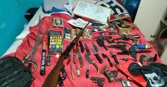 Pavia, armi e svastiche in casa: arrestato 19enne