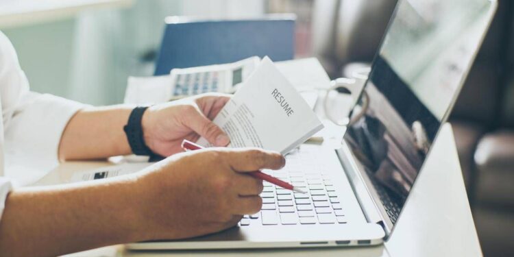 Più della laurea contano le competenze concrete, per 86% candidati fanno la differenza