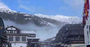 Prima neve a Sestriere, le montagne della Vialattea si imbiancano: ecco le immagini