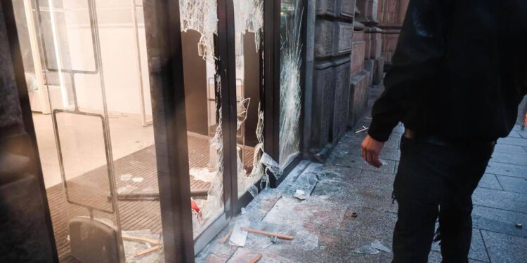 Proteste Milano, l’esercito dei minori in piazza: il più giovane identificato negli scontri ha 11 anni