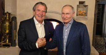 Putin festeggia il compleanno con Gerhard Schroeder: l’incontro a Mosca e il legame con la Russia