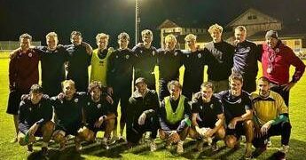 Sinner, ritorno a casa e visita alla squadra del paese (con foto di gruppo)
