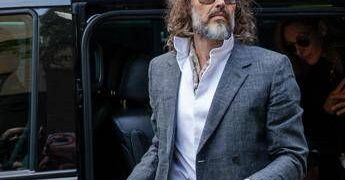 “Spietato e calcolatore con un insaziabile appetito sessuale”: le durissime accuse in tribunale a Russell Brand