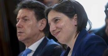 TOMORROW/ Campo largo, tensioni nel centrosinistra: Conte insiste su primarie presto