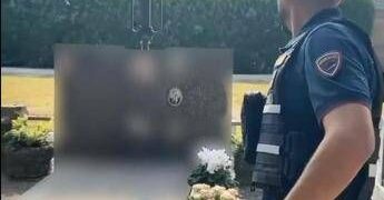 Treviglio, si accanisce contro lapide ex sindaco per una vicenda degli anni ’60: denunciata 90enne