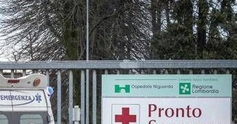 Trovato neonato abbandonato in un sacchetto della spesa a Cinisello, trasportato in codice rosso in ospedale