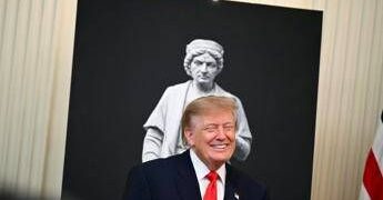 Trump festeggia Colombo alla Casa Bianca, caccia al voto degli italoamericani