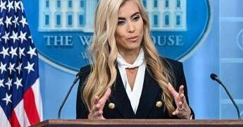 Trump, la nuova portavoce Katie Zacharia si presenta: solo 3 domande e un lapsus
