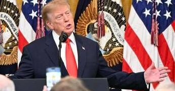 Trump, l’omaggio a Cristoforo Colombo e le battute: “Il mio amico Pavarotti…”