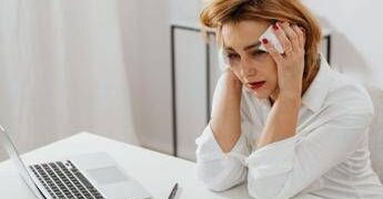 Tumore al seno: vampate per 70% donne con cancro al seno, esperti: “Un aiuto da terapia orale”