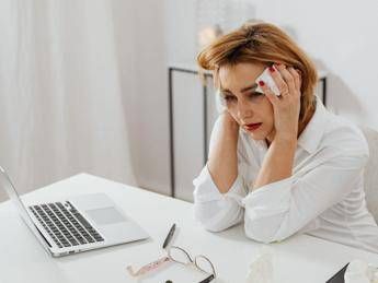 Tumore al seno: vampate per 70% donne con cancro al seno, esperti: “Un aiuto da terapia orale”