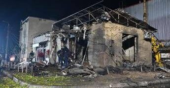 Ucraina, attacco missilistico russo su Kharkiv: almeno 3 morti. Il giallo della tregua energetica tra Mosca e Kiev